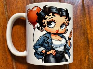 بنت ماسكة قلب