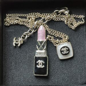 عقد بتصميم أحمر الشفاه – أناقة مستوحاة من عالم الموضة