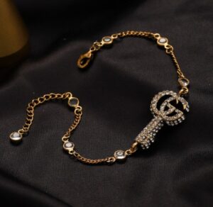 سوار ذهبي مرصع بالكريستال تصميم أنيق