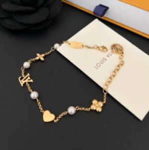 سوار ناعم بتعليقات القلوب واللؤلؤ