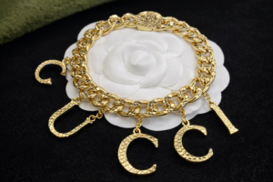 سوار الحروف الفاخرة بتصميم السلسلة