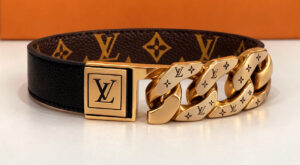 سوار جلد فاخر بنقش كلاسيكي و إغلاق معدني