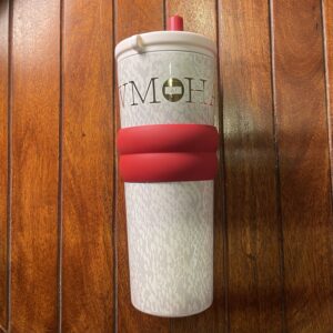 كوب حراري أبيض بتفاصيل حمراء عصرية