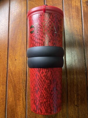 كوب حراري أحمر بتصميم فاخر ولمسات ذهبية