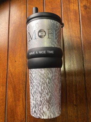 كوب حراري فضي بتصميم عصري مع قبضة مريحة