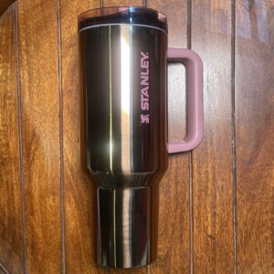 برونزي معدني فاخر مع لمسات وردية ناعمة.