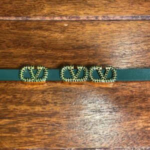 سوار أخضر فاخر بزخرفة ذهبية