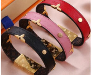 سوار جلدي أنيق بتفاصيل ذهبية (اللون الاحمر)