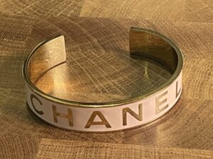 سوار معدني أنيق بلون وردي فاتح