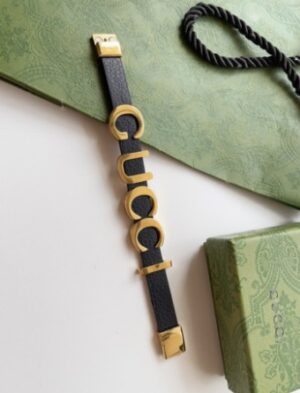 سوار أنيق مصنوع من جلد فاخر باللون الأسود والذهبي