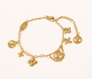 سوار فاخر بتعليقات مستوحاة من التصميم الفرنسي