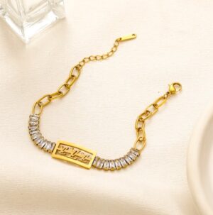 سوار ذهبي أنيق بتفاصيل كريستالية لامعة