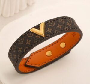 سوار جلد بني فاخر بتصميم كلاسيكي وحرف ذهبي