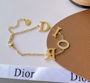 سوار الحروف الأنيقة بتصميم فاخر