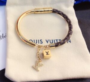 سوار الأناقة الذهبية بتعليقة مميزة