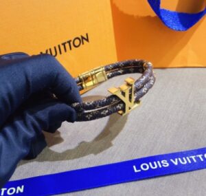 سوار بتصميم مزدوج وتفاصيل ذهبية