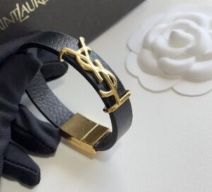سوار جلد أسود بتصميم فاخر وحرف معدني ذهبي