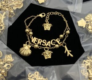 سوار الحروف الفاخرة مع تعليقات أنيقة